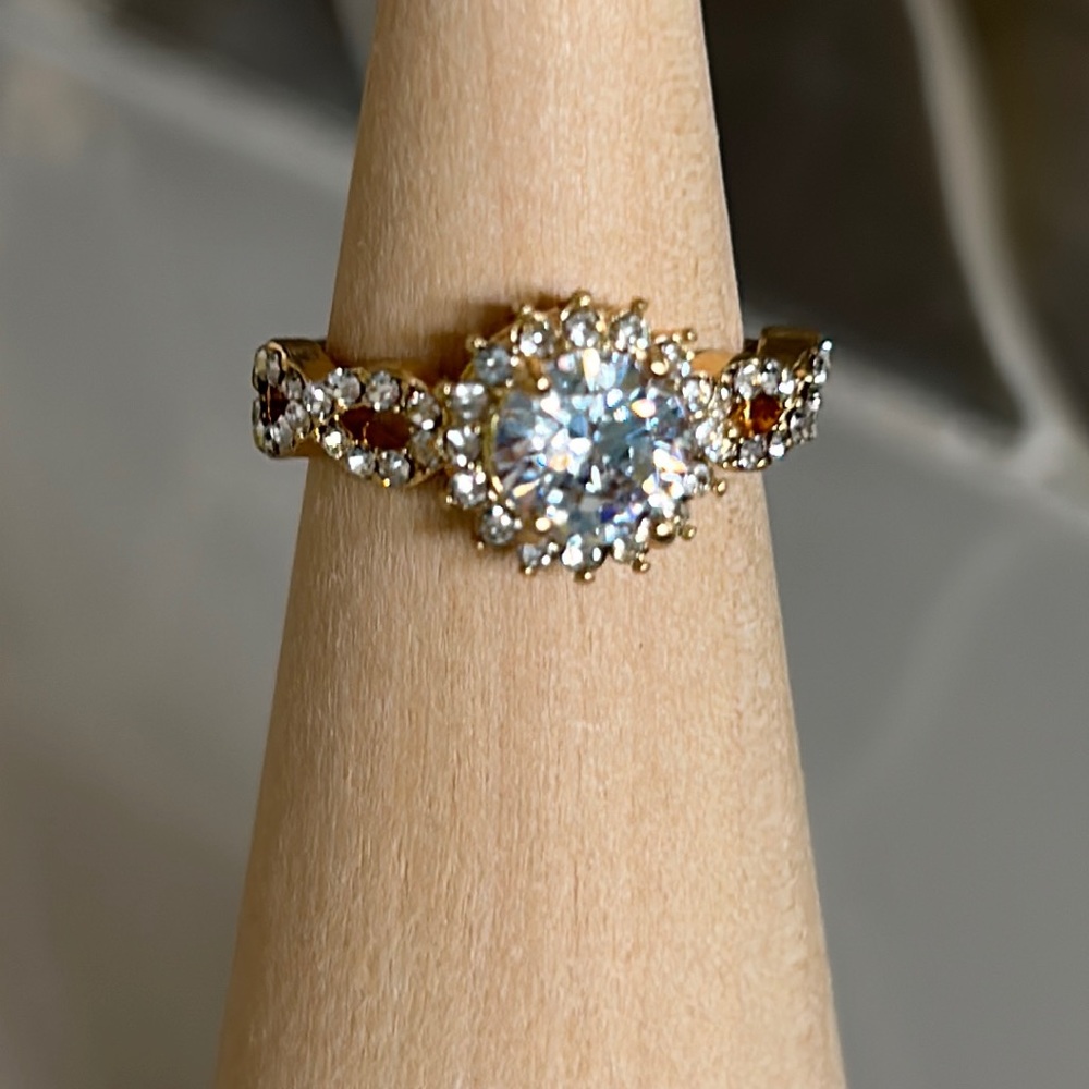 Beautiful crystal ring!  size 7, new